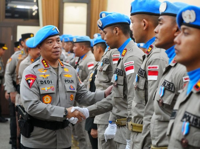 komjen-dedi-prasetyo-memimpin-upacara-purna-tugas-dan-penganugerahan-tanda-jasa-bagi-139-personel-polri-kontingen-garuda-bhaya-1760707630323_43