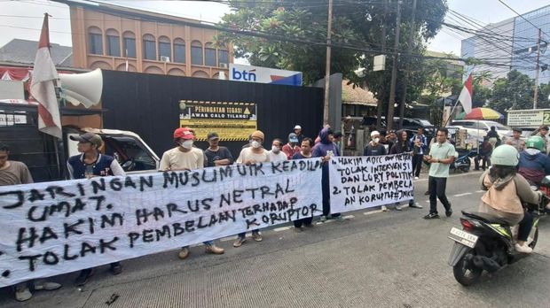 demonstrasi-di-depan-pn-jaksel-dok-istimewa-1787129076014_169